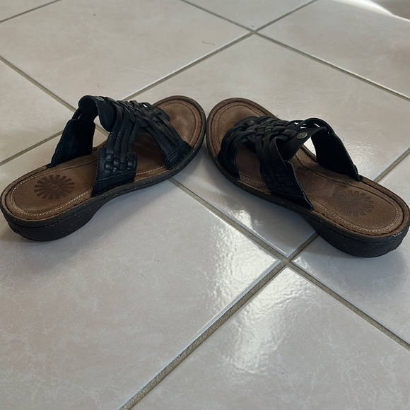 Ugg low heel sandals- very good condition - Picture 3 of 7